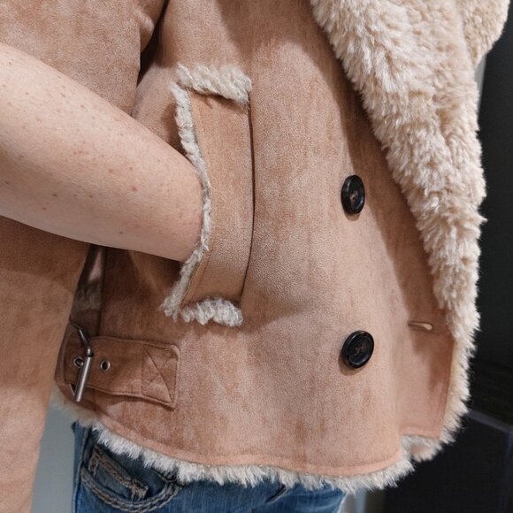 💋STUNNING!💋CHIC ATTITUDE Shearling Suede Cropped Double-Breasted Coat in Camel - Picture 13 of 16